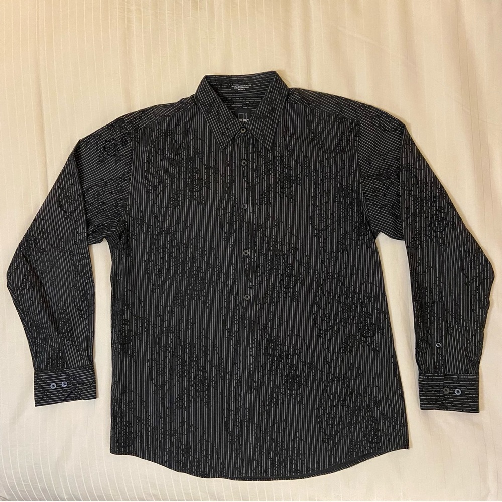 81 Parc B&W embroidered 2-button long sleeve sz L 16 1/2